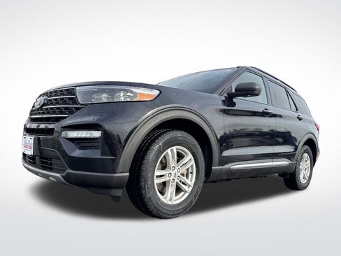 Certified 2022 Ford Explorer XLT w/ Equipment Group 202A image 2