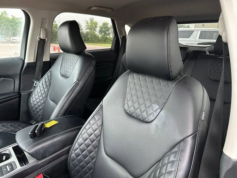 Used 2024 Ford Edge Titanium AWD/4WD image 3