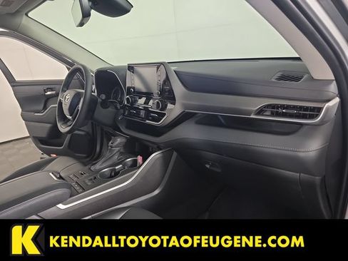 Used 2022 Toyota Highlander XLE AWD/4WD image 28