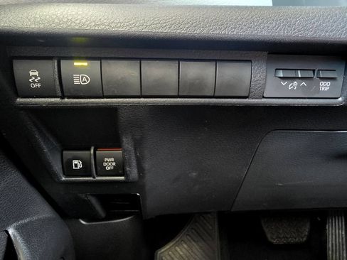 Used 2026 Toyota Sienna XLE FWD image 25