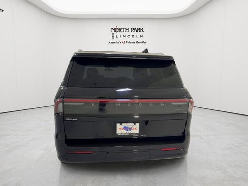 New 2026 Lincoln Navigator Premiere AWD/4WD image 8