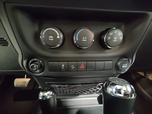 Used 2018 Jeep Wrangler Unlimited Sport S image 29