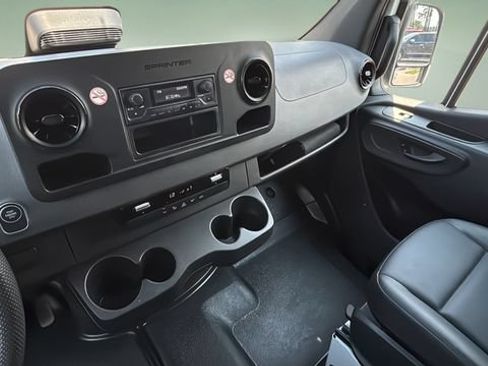 Used 2025 Mercedes-Benz Sprinter 2500 image 24