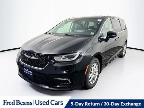 Used 2023 Chrysler Pacifica Touring-L FWD image 3