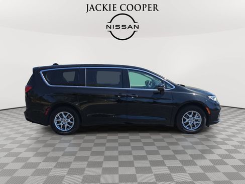 Used 2024 Chrysler Pacifica Touring-L FWD image 4