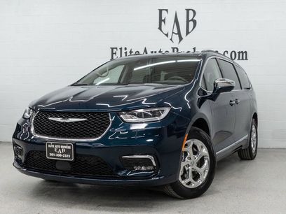 Used 2022 Chrysler Pacifica Limited w/ Uconnect Theater Family Group
