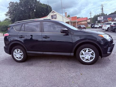 Used 2018 Toyota RAV4 LE FWD image 7