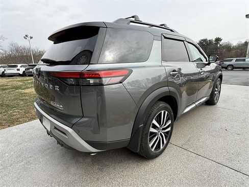 Used 2024 Nissan Pathfinder Platinum image 19