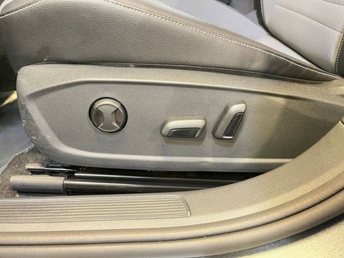 Used 2025 Volkswagen Jetta SE image 23