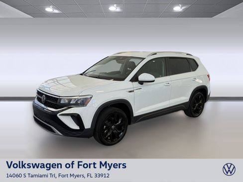 Used 2024 Volkswagen Taos SE FWD image 1