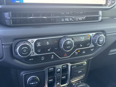 New 2025 Jeep Gladiator Mojave image 24