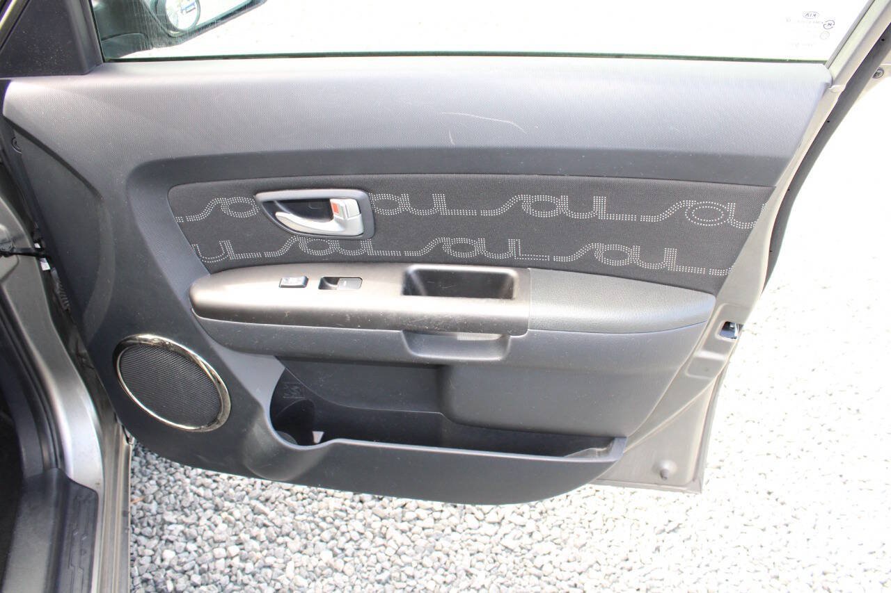 Used 2013 Kia Soul + FWD image 23