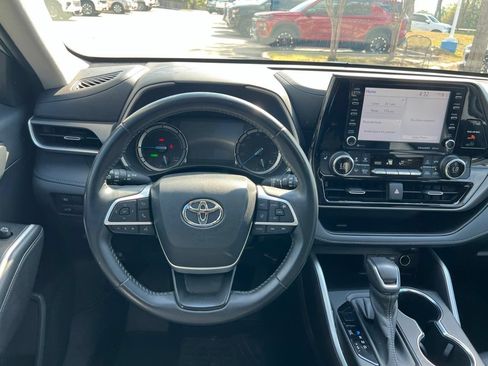 Used 2022 Toyota Highlander XLE AWD/4WD image 15