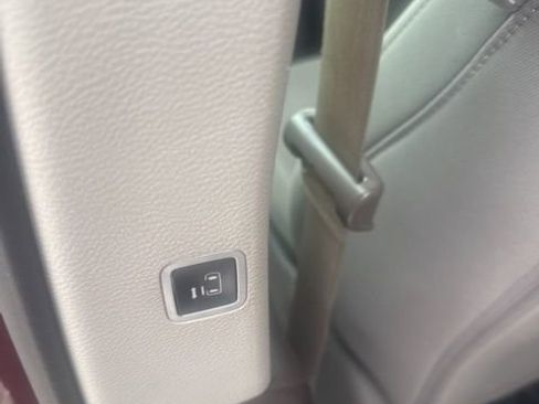 Used 2017 Chrysler Pacifica Touring image 32