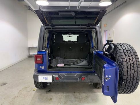 Used 2018 Jeep Wrangler Unlimited Sahara w/ Safety Group AWD/4WD image 8
