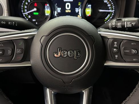 Used 2025 Jeep Wrangler Unlimited Sahara image 28