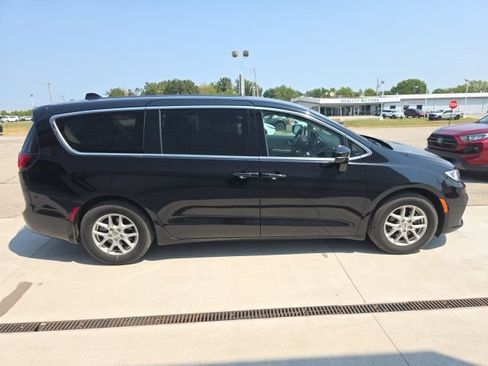 Used 2024 Chrysler Pacifica Touring-L FWD image 5