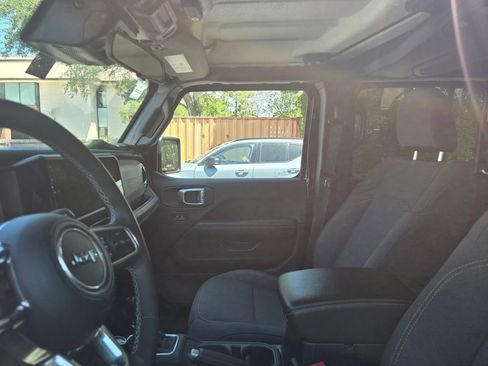 Used 2025 Jeep Wrangler Sahara AWD/4WD image 4