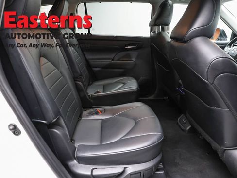 Used 2021 Toyota Highlander XLE AWD/4WD image 23