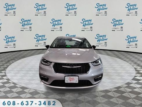 Used 2024 Chrysler Pacifica Touring-L image 2