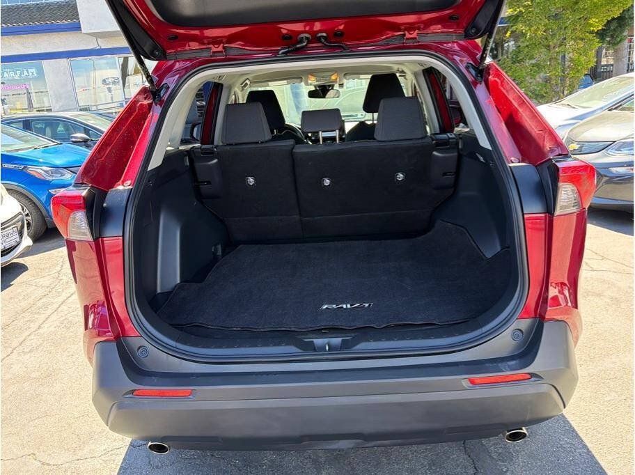 Used 2019 Toyota RAV4 LE w/ Carpet Mat Package AWD/4WD image 21