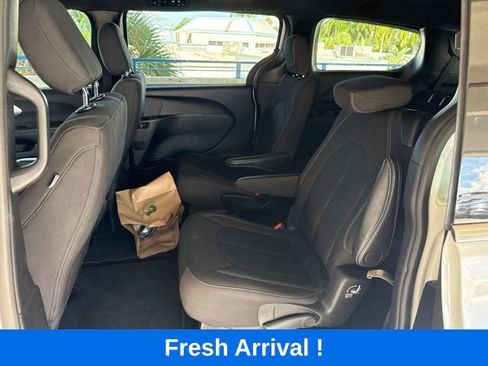 Used 2024 Chrysler Pacifica Touring FWD image 3