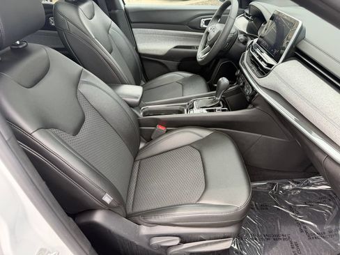 Used 2025 Jeep Compass Latitude w/ Sun & Sound Group AWD/4WD image 15