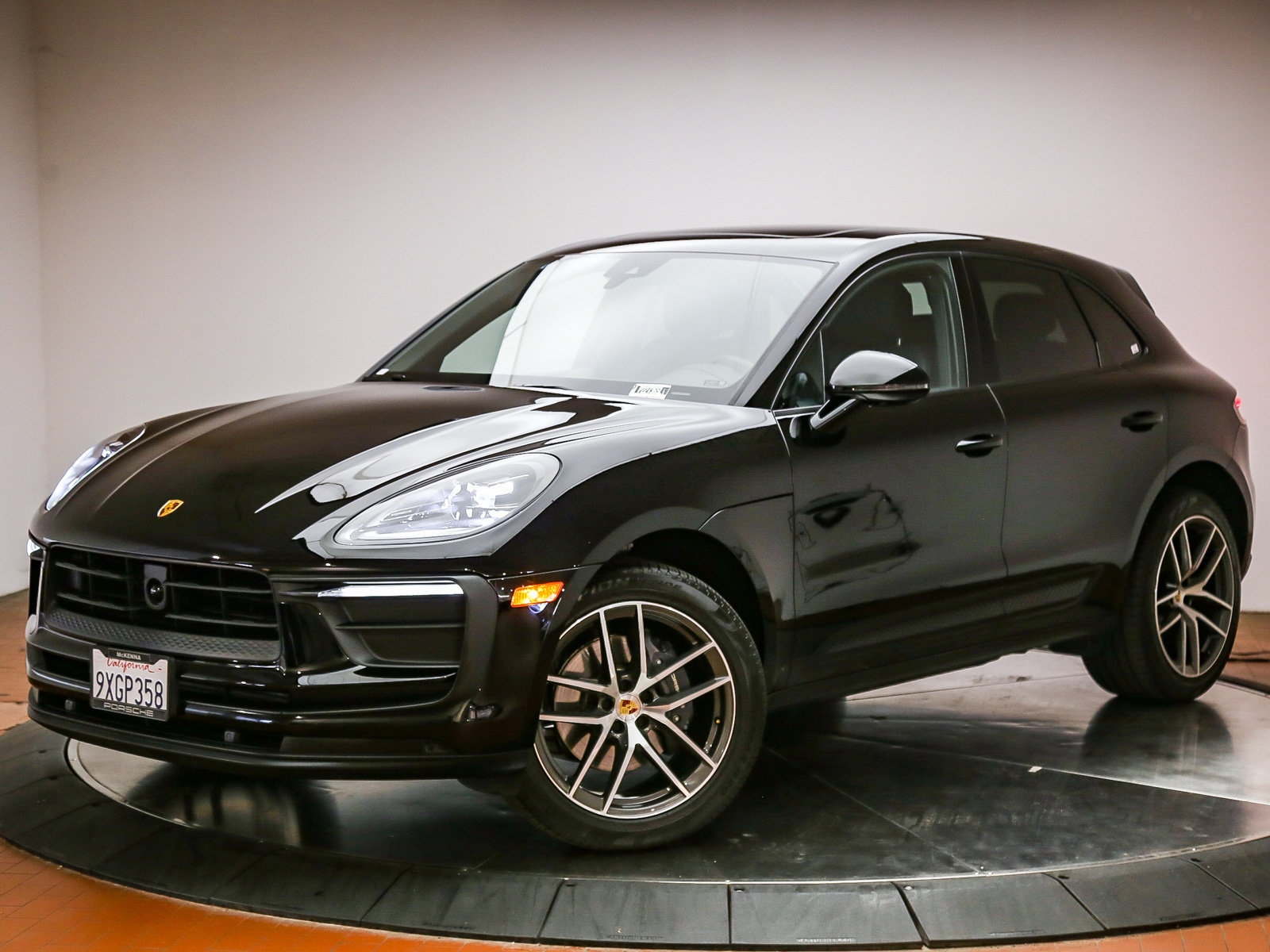 Certified 2026 Porsche Macan AWD/4WD image 1