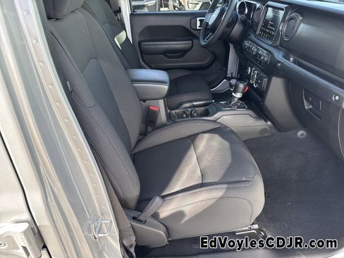 Used 2023 Jeep Gladiator Willys image 16