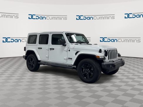 Used 2023 Jeep Wrangler Unlimited Sahara AWD/4WD image 2