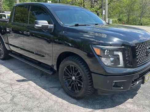Used 2019 Nissan Titan SV w/ SV Convenience Package AWD/4WD image 2