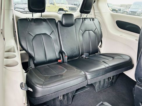 Used 2023 Chrysler Pacifica Touring-L image 31