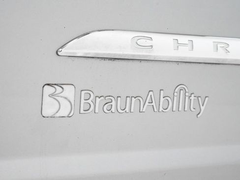 Used 2013 Chrysler Town & Country Limited image 3