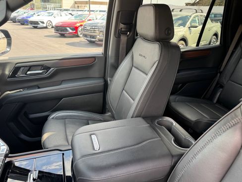 Used 2025 GMC Yukon Denali image 7