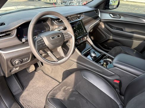 Used 2023 Jeep Grand Cherokee Altitude AWD/4WD image 16