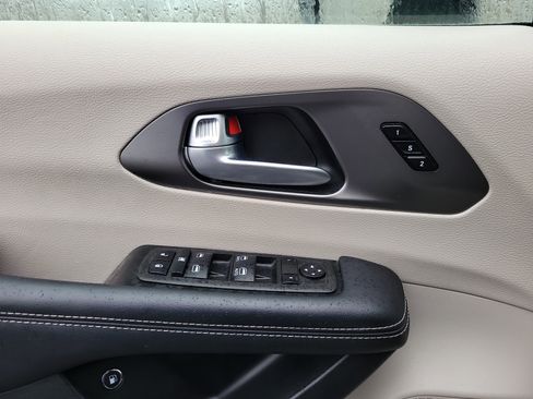 Used 2023 Chrysler Pacifica Touring-L image 17