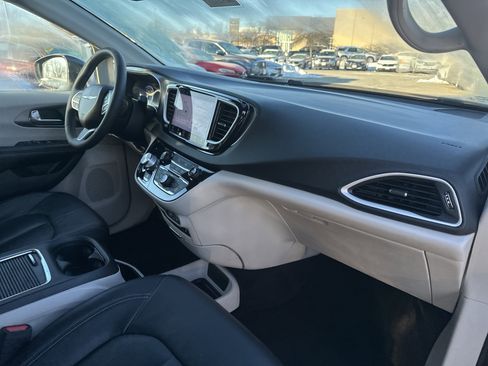 Used 2022 Chrysler Pacifica Touring-L image 14