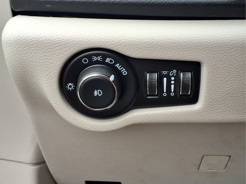 Used 2024 Chrysler Pacifica Touring-L FWD image 15