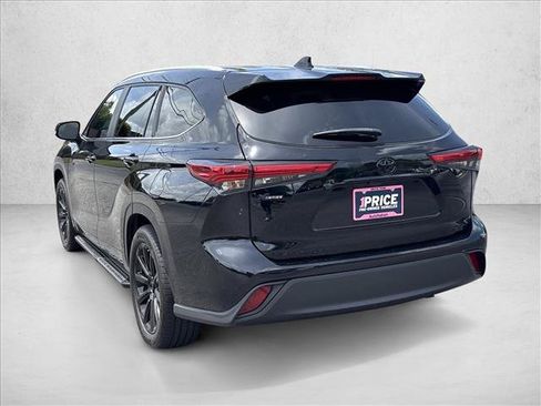 Used 2023 Toyota Highlander XLE FWD image 7