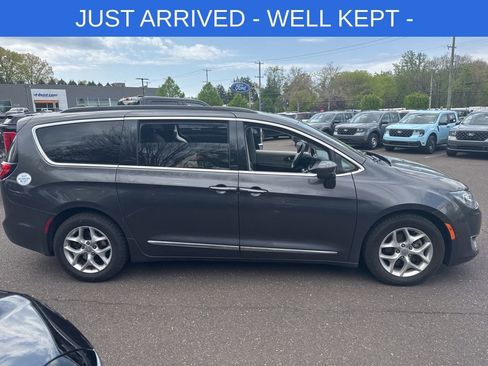 Used 2017 Chrysler Pacifica Touring-L w/ Tire & Wheel Group FWD image 4