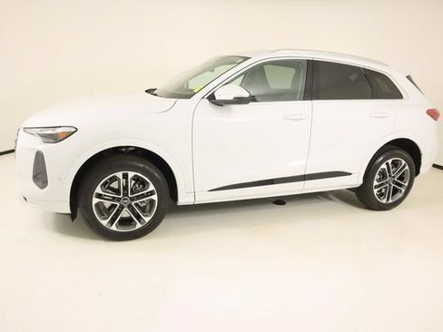 Certified 2025 Audi Q5 Premium Plus w/ Premium Plus AWD/4WD image 2