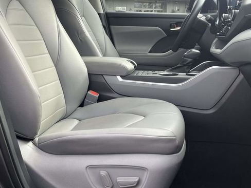 Used 2021 Toyota Highlander XLE image 20