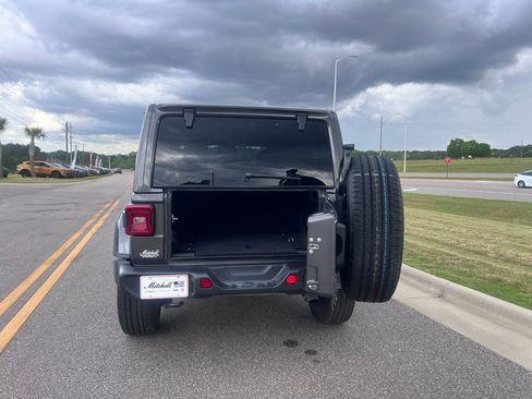 Used 2025 Jeep Wrangler Sahara image 7