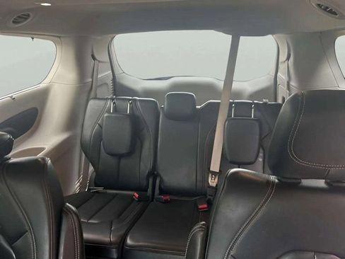 Used 2022 Chrysler Pacifica Touring-L image 8