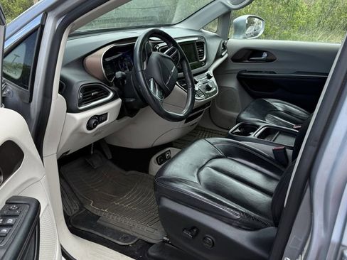 Used 2018 Chrysler Pacifica Touring-L FWD image 3