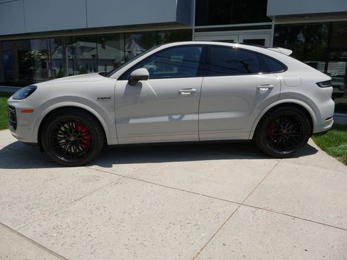 New 2026 Porsche Cayenne Turbo AWD/4WD image 2