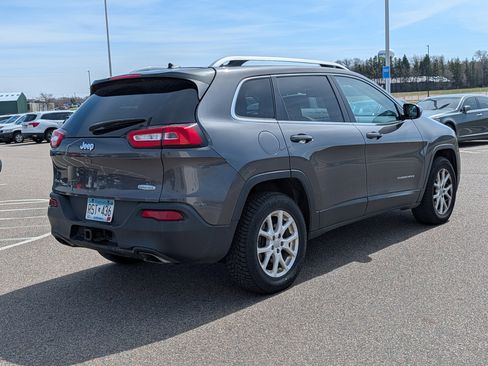 Used 2017 Jeep Cherokee Latitude w/ Cold Weather Group AWD/4WD image 4