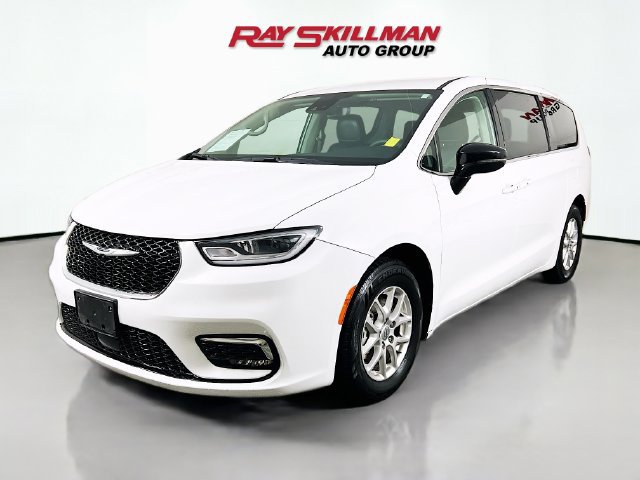 Used 2024 Chrysler Pacifica Touring-L FWD image 3
