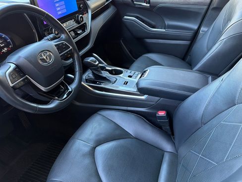 Used 2023 Toyota Highlander Platinum image 9