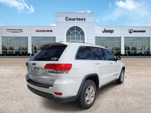 Used 2017 Jeep Grand Cherokee Laredo RWD image 3